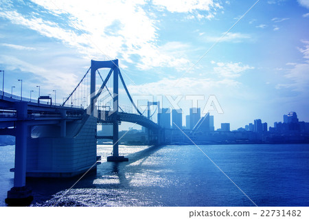 Distant view of the bridge leading to the city 22731482