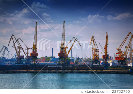 Harbour Level Luffing Cranes in Port 22732790