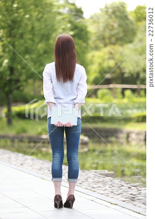 走與片劑的婦女 22736012