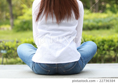 盤腿在公園裡的女人 22736384