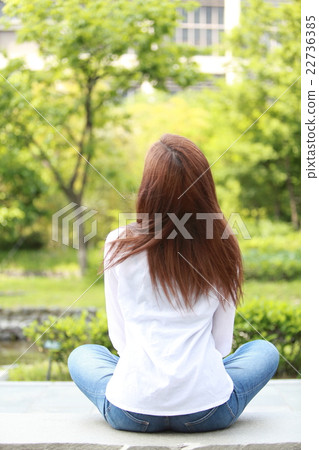 An agraggling woman 22736385