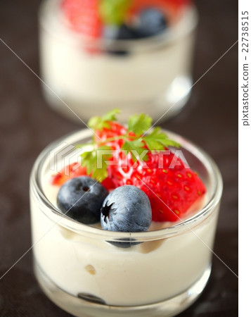 Berry's Panna cotta mini cup version Black background (vertical position) 22738515