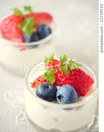 Berry's panna cotta minicup version (vertical position) 22738519