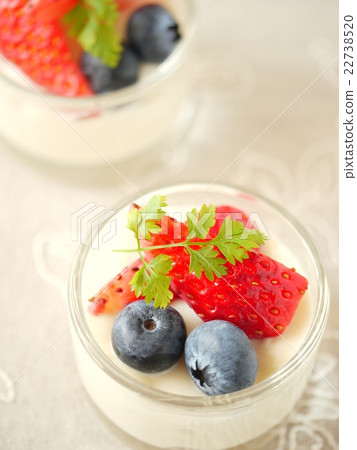 Berry的Panna cotta minicup版本（高角度） 22738520