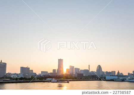 A sunset shining with Minato Mirai 22738587