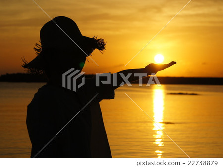 Kumejima日落在沖繩島和女性2 22738879