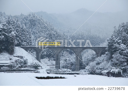 Snow Glass Bridge 22739678