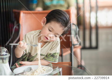 Cute Asian chid eating Spaghetti Carbonara Cute Asian chid eating Spaghetti Carbonara 22739914