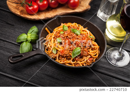 Traditional spaghetti bolognese Traditional spaghetti bolognese 22740710