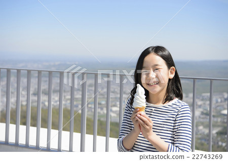 Child with soft cream (Mountain top of Hokkaido Mt. Miyaurayama) 22743269