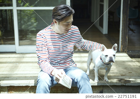 Men spending time with pets Men spending time with pets 22751191