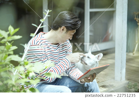 Men spending time with pets Men spending time with pets 22751235