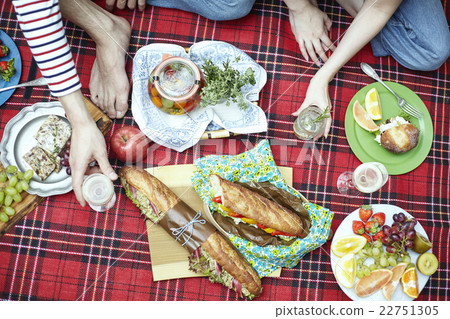 已婚夫婦住在外面 22751305