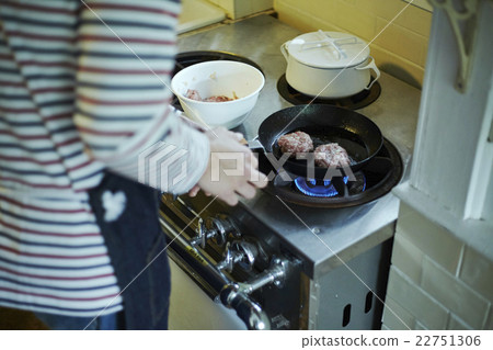 Men who cook 22751306