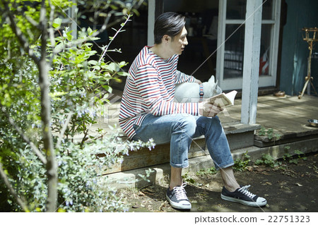 Men spending time with pets Men spending time with pets 22751323