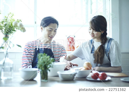 兩個人住在家做飯 22751382
