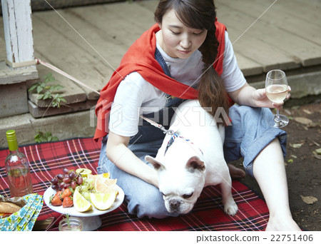 Women and pets 22751406