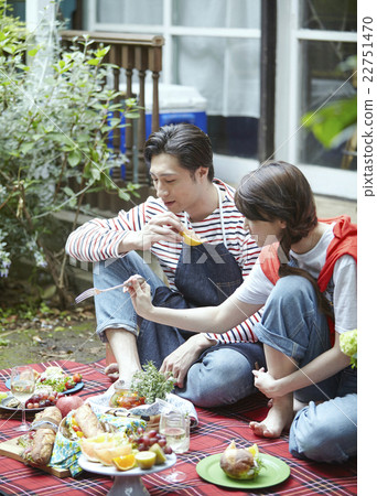 已婚夫婦住在外面 已婚夫婦住在外面 22751470
