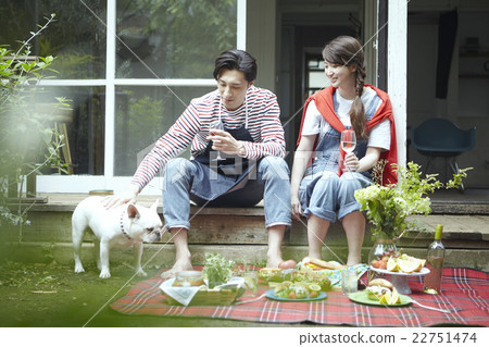 Married couple living outside 22751474