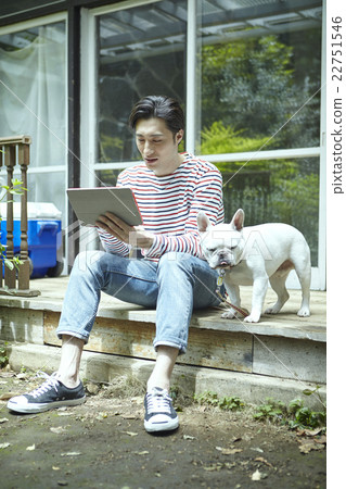 Men spending time with pets Men spending time with pets 22751546