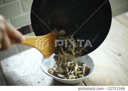 Men who cook 22751566
