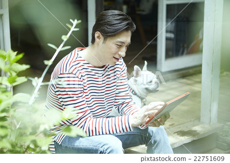 Men spending time with pets Men spending time with pets 22751609