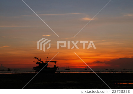 Sunsets and siluate fishing boat Sunsets and siluate fishing boat 22758228