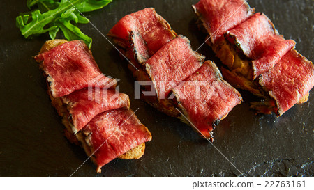 bruschetta with roasted beef 22763161