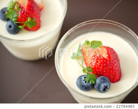 Berry's panna cotta background tea (horizontal position) 22764965