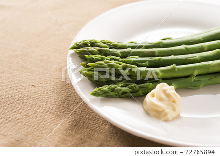 Boiled green asparagus 22765894