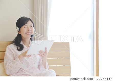 Women in their 60s with tablets Women in their 60s with tablets 22766118