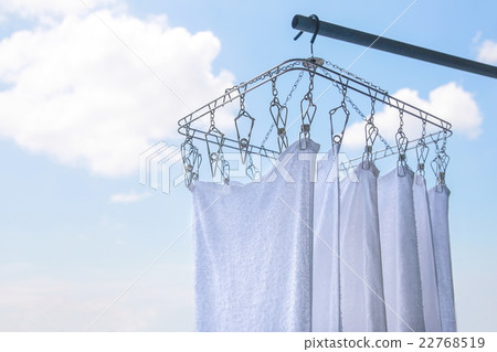 在晴天,洗淨並擦乾白毛巾。家務勞動/日常生活形象。 在晴天,洗淨並擦乾白毛巾。家務勞動/日常生活形象。 22768519