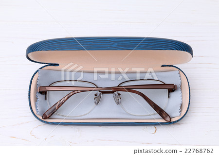 眼鏡和眼鏡盒 22768762