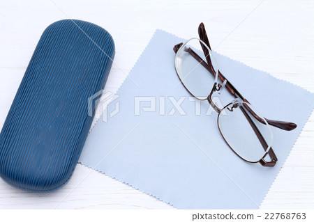 眼鏡和眼鏡盒 眼鏡和眼鏡盒 22768763