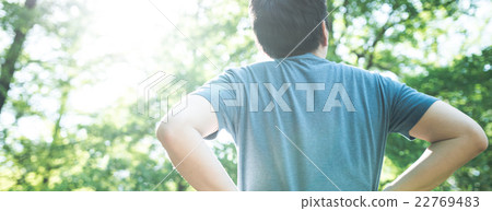 在森林裡的男人 22769483