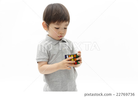 嬰兒玩魔方 22769736