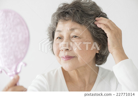 觀看鏡子的資深婦女 觀看鏡子的資深婦女 22771014