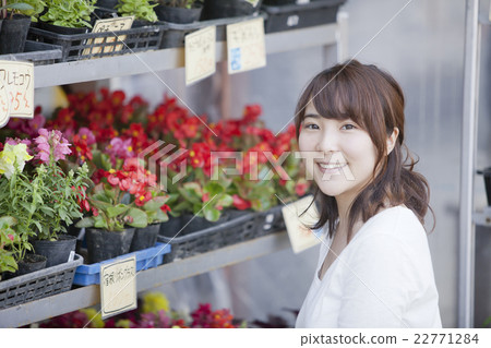 購物在一家從事園藝的商店的婦女 購物在一家從事園藝的商店的婦女 22771284