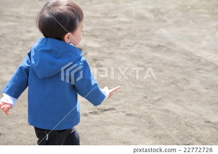 一個剛滿2歲的男孩在公園廣場跑步 22772726