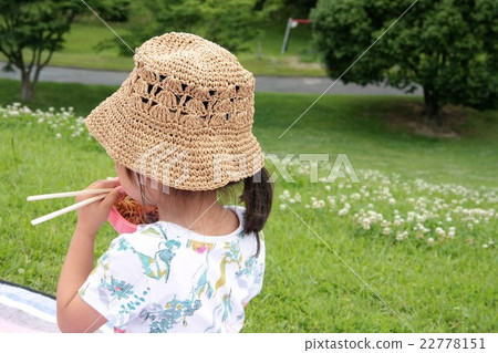 Girls eating lunch 22778151