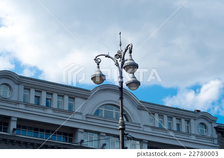 Street lights in the city 22780003