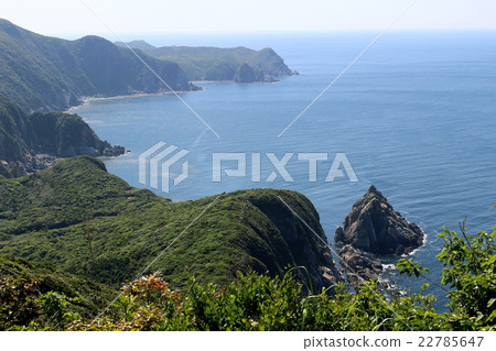 在晴朗的天氣Goto Island島Fukue Island長崎縣的Oezaki懸崖 在晴朗的天氣Goto Island島Fukue Island長崎縣的Oezaki懸崖 22785647