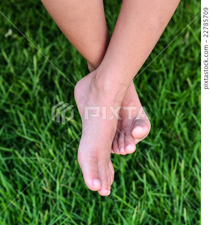 Little barefoot boy sitting on a fine day  22785709