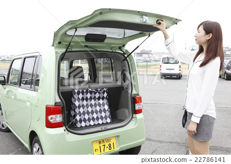 裝載汽車的年輕女子 裝載汽車的年輕女子 22786141