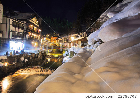 白雪皚皚的銀山溫泉鎮 白雪皚皚的銀山溫泉鎮 22786708