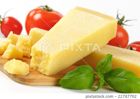 detail of parmesan cheese and vegetables 22787702