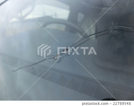 在汽車的擋風玻璃上破裂 22789548