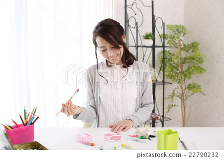 享受圖片信件的婦女 享受圖片信件的婦女 22790232