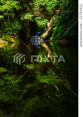 Deep groove waterfall 22791622