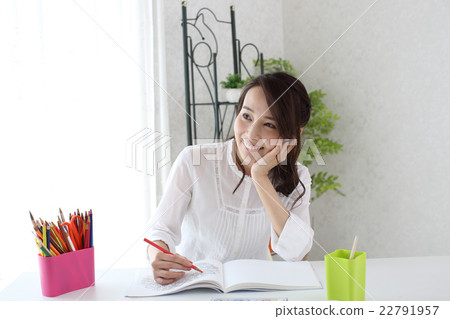 A woman painting a picture 22791957